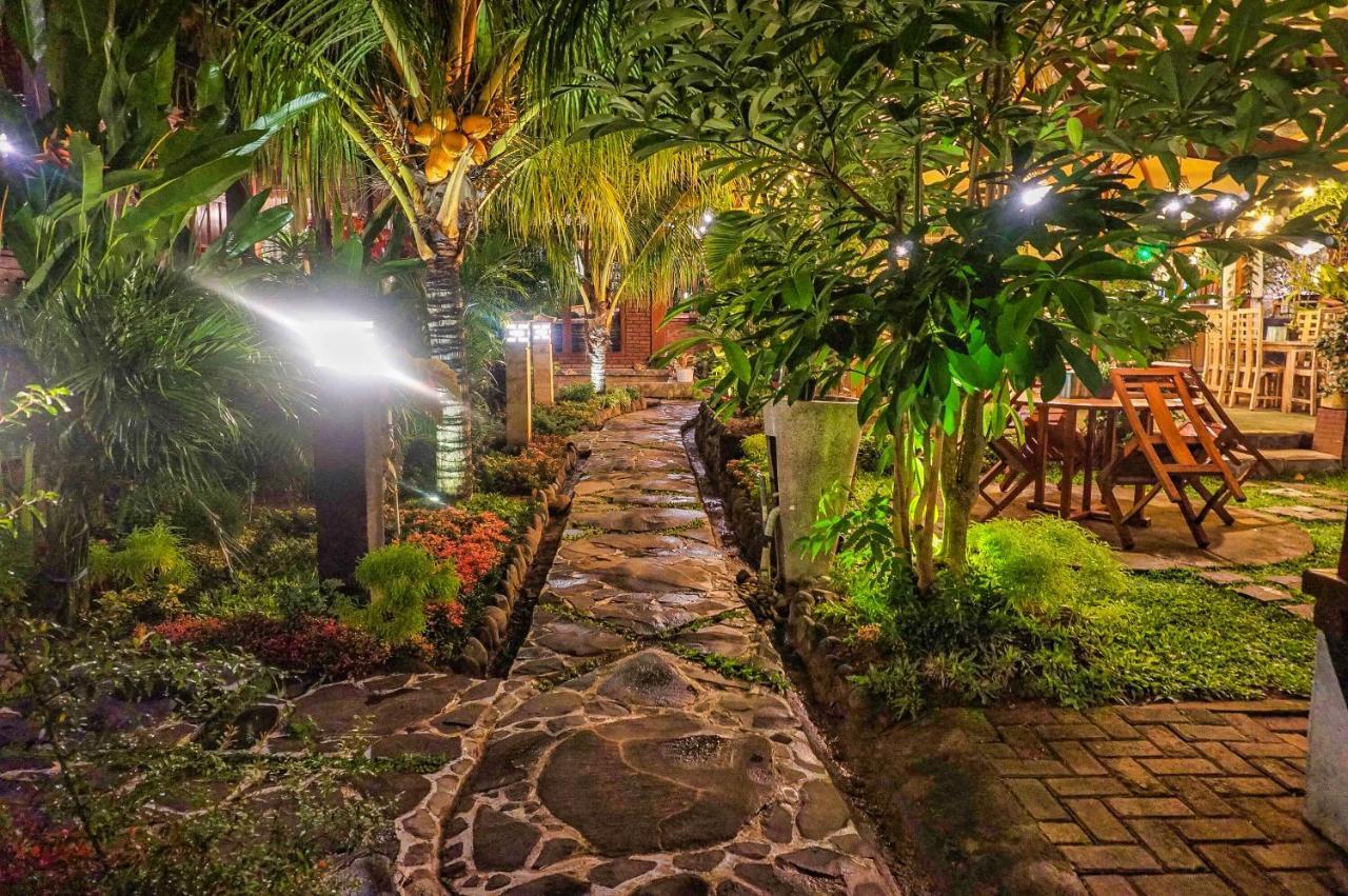 The Wisma Pulau Merah Pasanggaran Bagian luar foto
