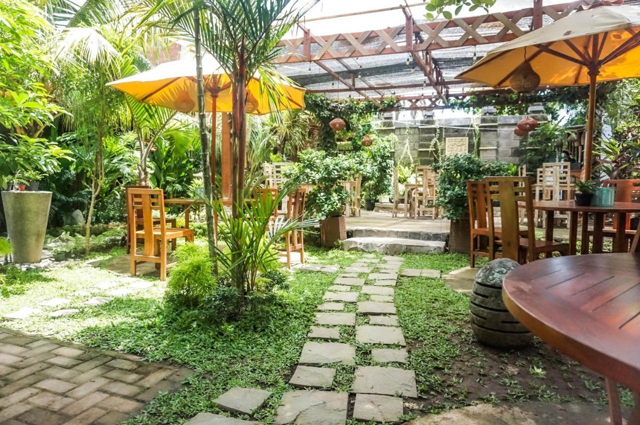 The Wisma Pulau Merah Pasanggaran Bagian luar foto
