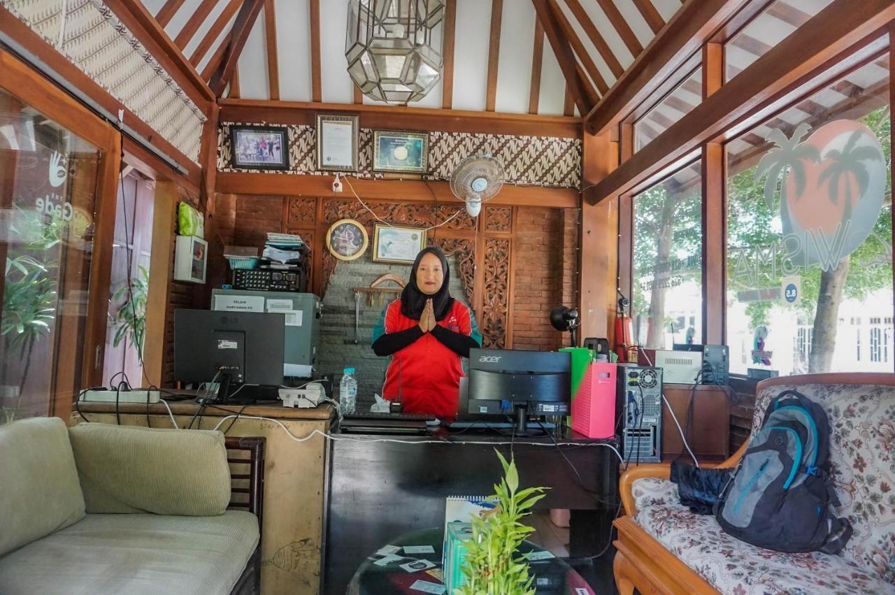 The Wisma Pulau Merah Pasanggaran Bagian luar foto