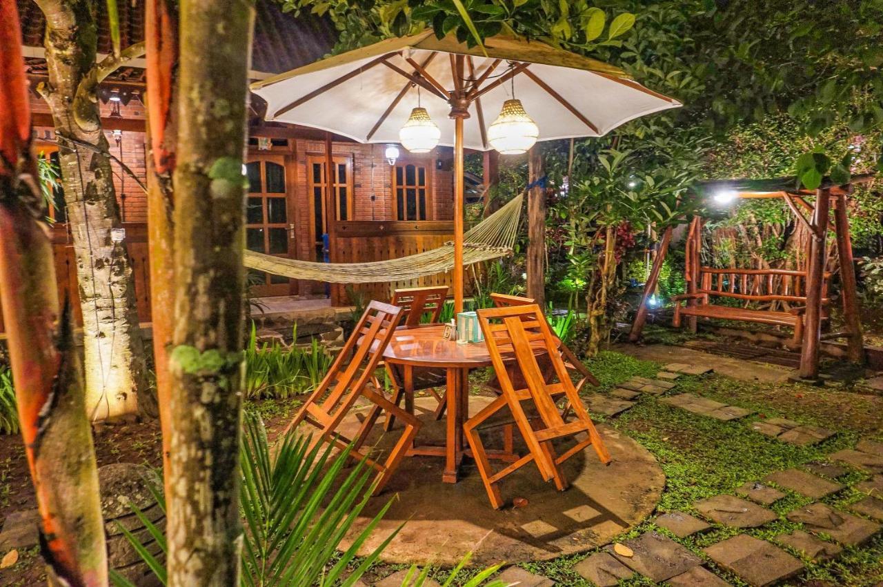 The Wisma Pulau Merah Pasanggaran Bagian luar foto