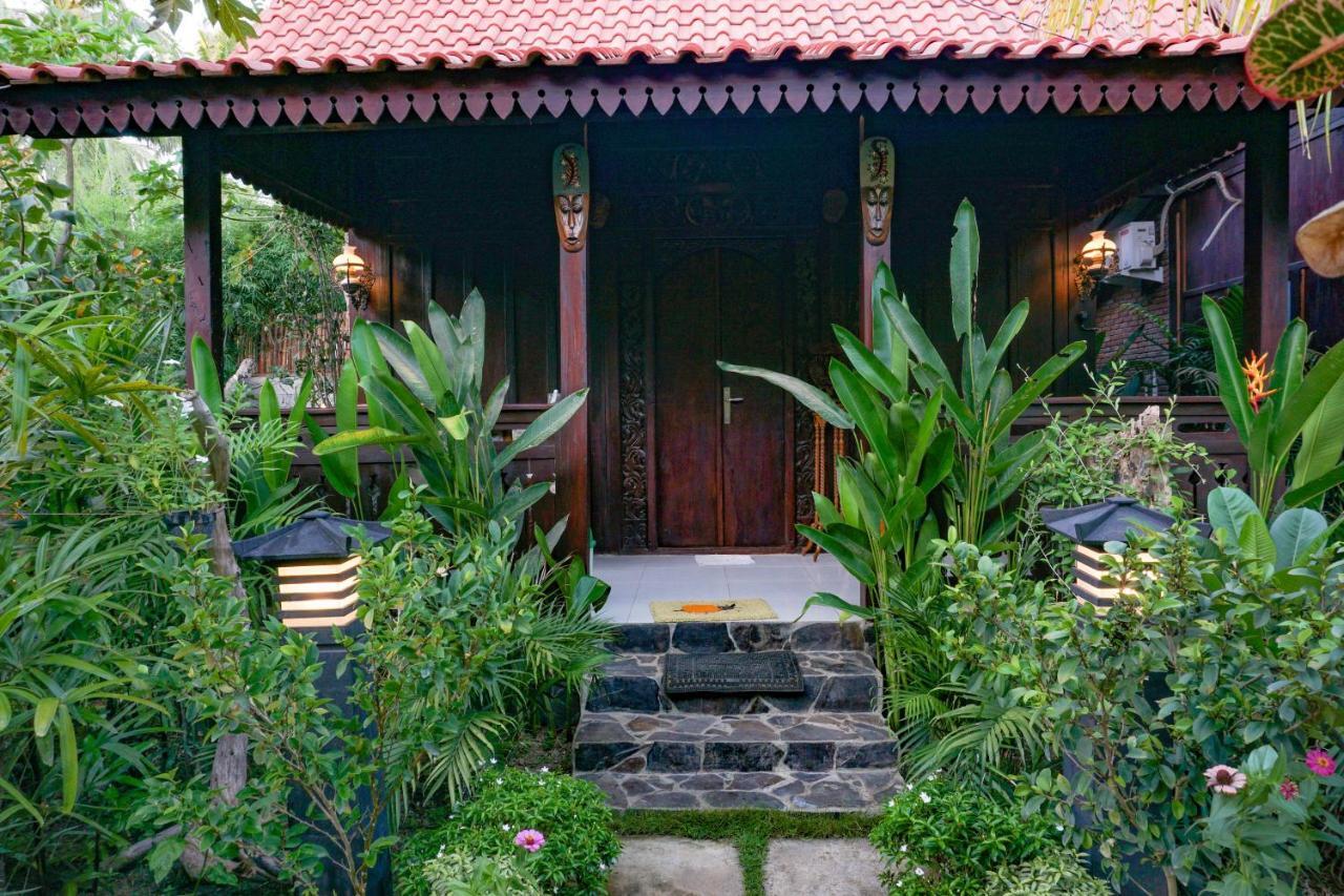 The Wisma Pulau Merah Pasanggaran Bagian luar foto