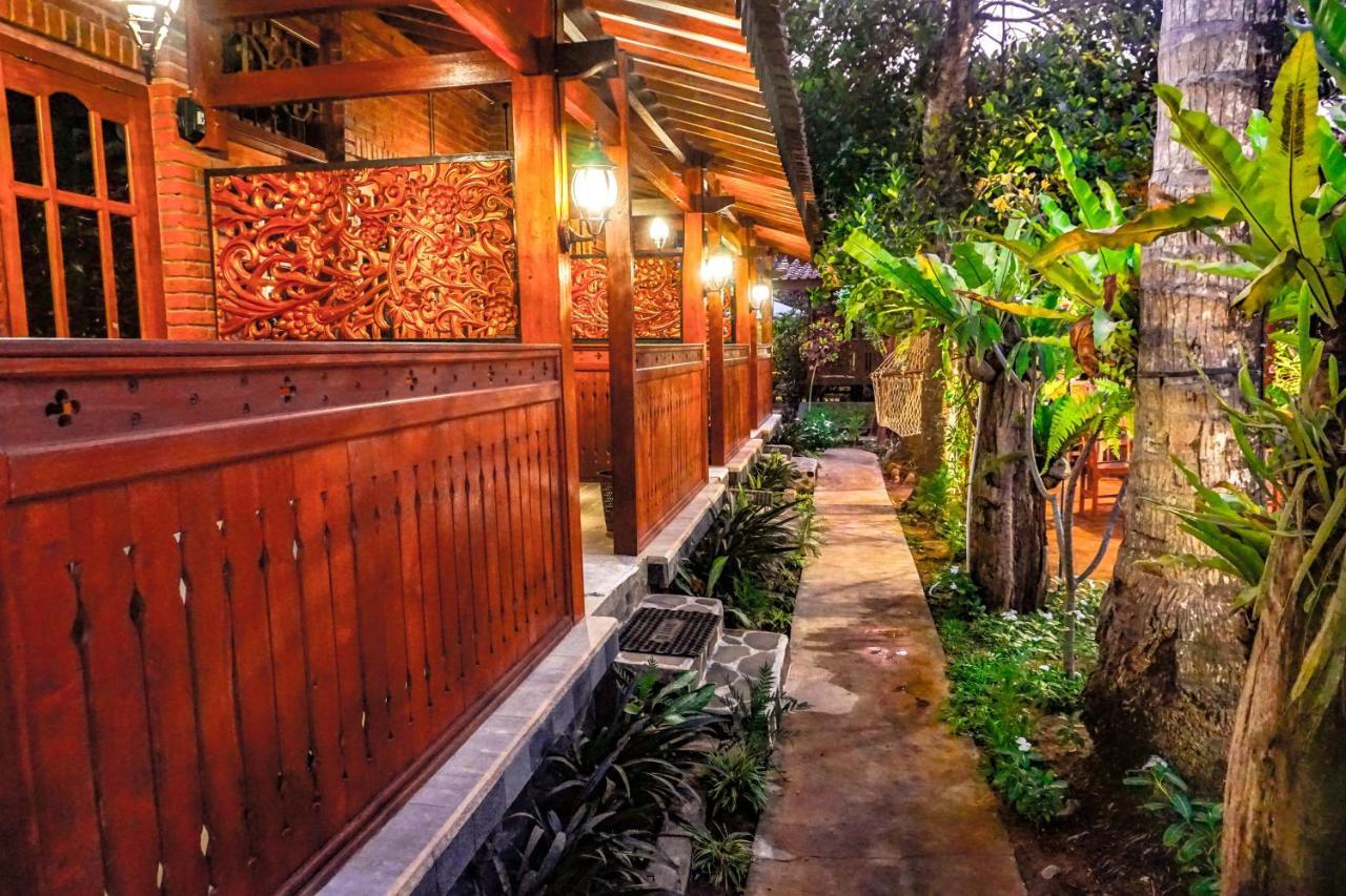 The Wisma Pulau Merah Pasanggaran Bagian luar foto